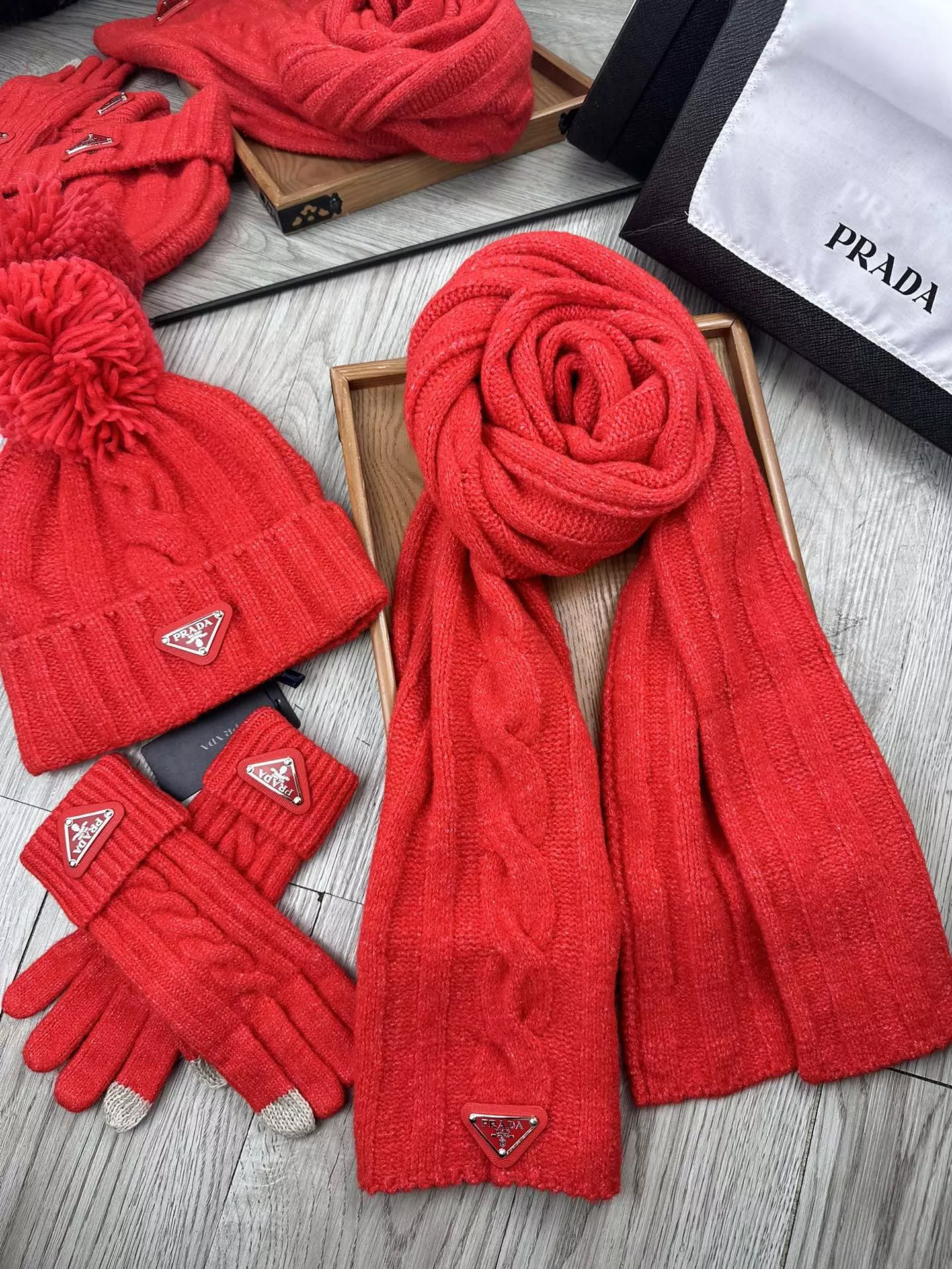 prada hat and echapres and glove set s_127aa511